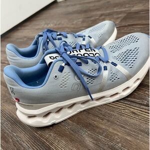 On Cloud running Womens Cloudsurfer. Size 8. Heather/white